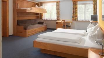 Grand House, Multiple Bedrooms, Haiwan Kesayangan Dibenarkan, Mountain View | Wi-fi percuma, cadar katil