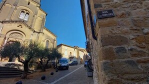 Eine enge Straße mit einer Kirche und einem Schild, auf dem 'RUE DES TEMPLIERS' steht.