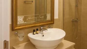 Dusche, Haartrockner, Handtücher, Seife