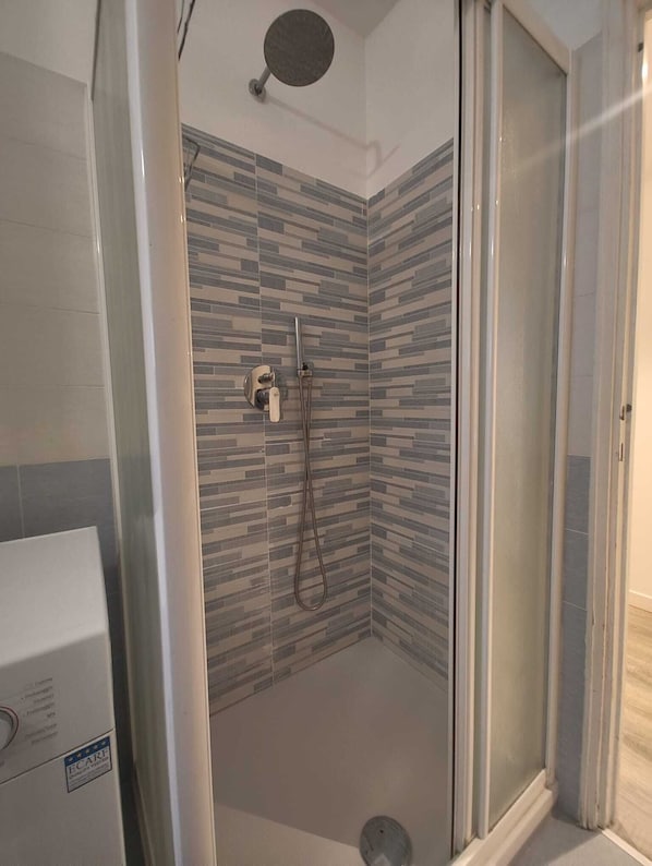 Dusche, Haartrockner, Bidet, Handtücher