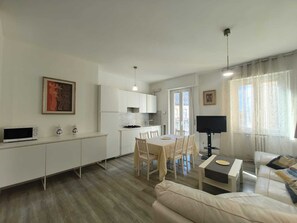 A modern apartment with a dining area, kitchen, and living room. - three-room apartment 5 minutes from Central Station and Gae Aulenti for vacation and work (Milano)