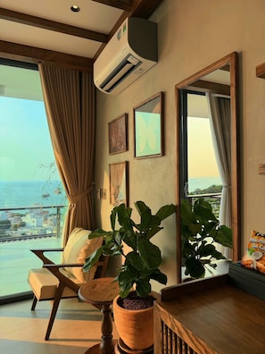 Escritorio, cortinas opacas, tabla de planchar con plancha y wifi gratis