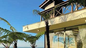 Habitación cuádruple Deluxe, balcón, vista al mar | Terraza o patio