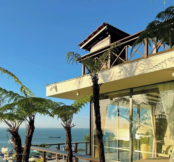 Deluxe fyrbäddsrum - balkong - havsutsikt | Terrass/Patio