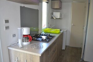 Fridge, microwave, stovetop - Camping 4 étoiles - Piscine  - ccbecci (Gourdon)