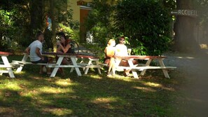 Outdoor dining - ZEcamping 3* locatif TV clim 34m2 4 pers (Tibiran-Jaunac)