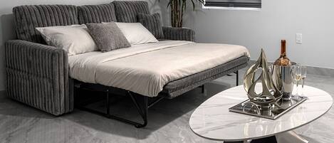 Tabla de planchar con plancha, wifi gratis y ropa de cama
