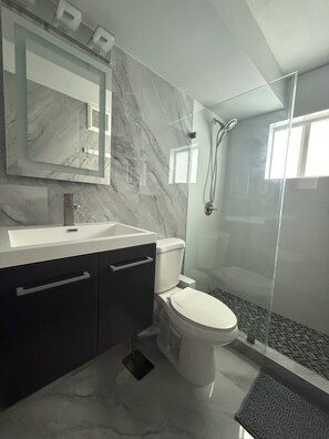 Shower, hair dryer, towels, soap - Zero Stress Apartment (Miami)