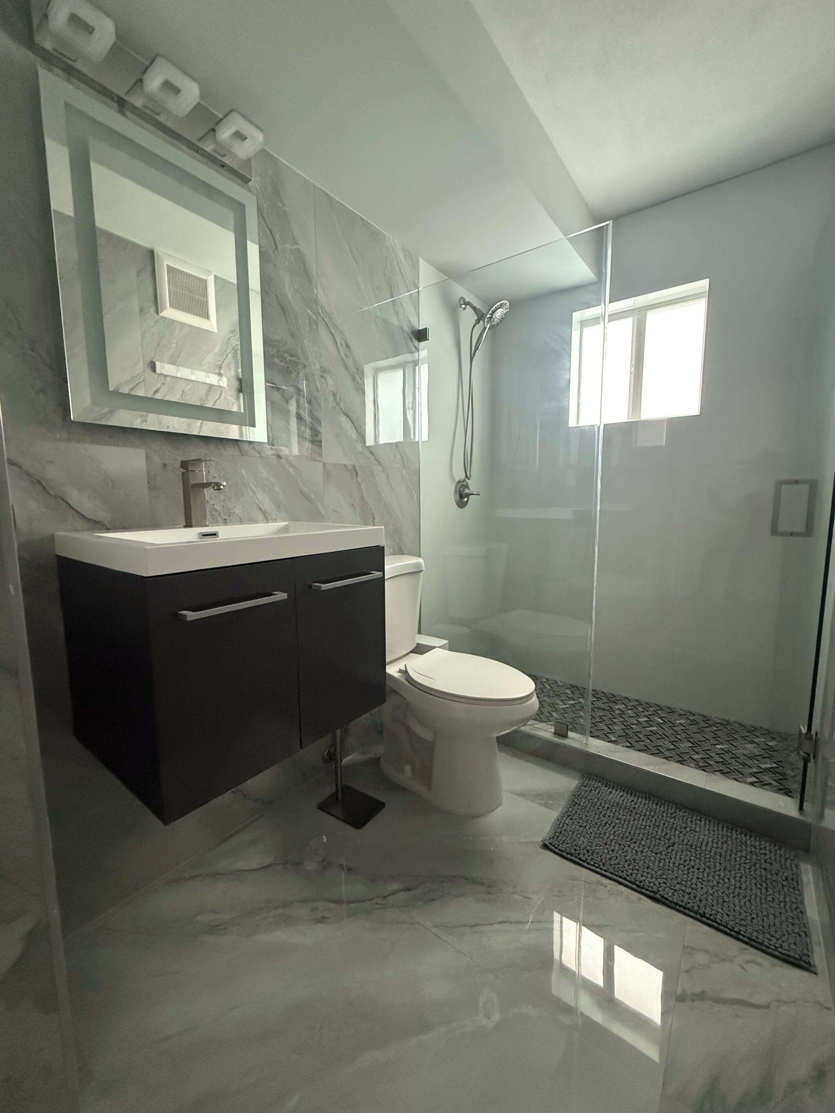 Een douche, een haardroger, handdoeken, zeep