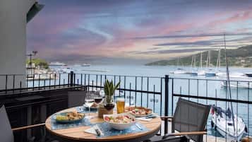 Deluxe-Suite, Balkon, Meerblick | Speisen im Freien