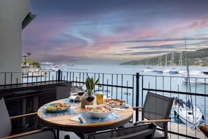 Deluxe-Suite, Balkon, Meerblick | Speisen im Freien
