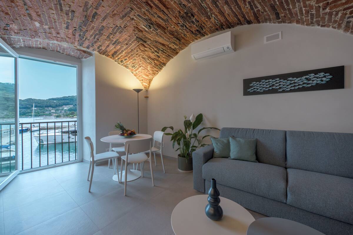 Suite superior, vista al mar | Artículos del minibar gratis y caja de seguridad en la habitación 