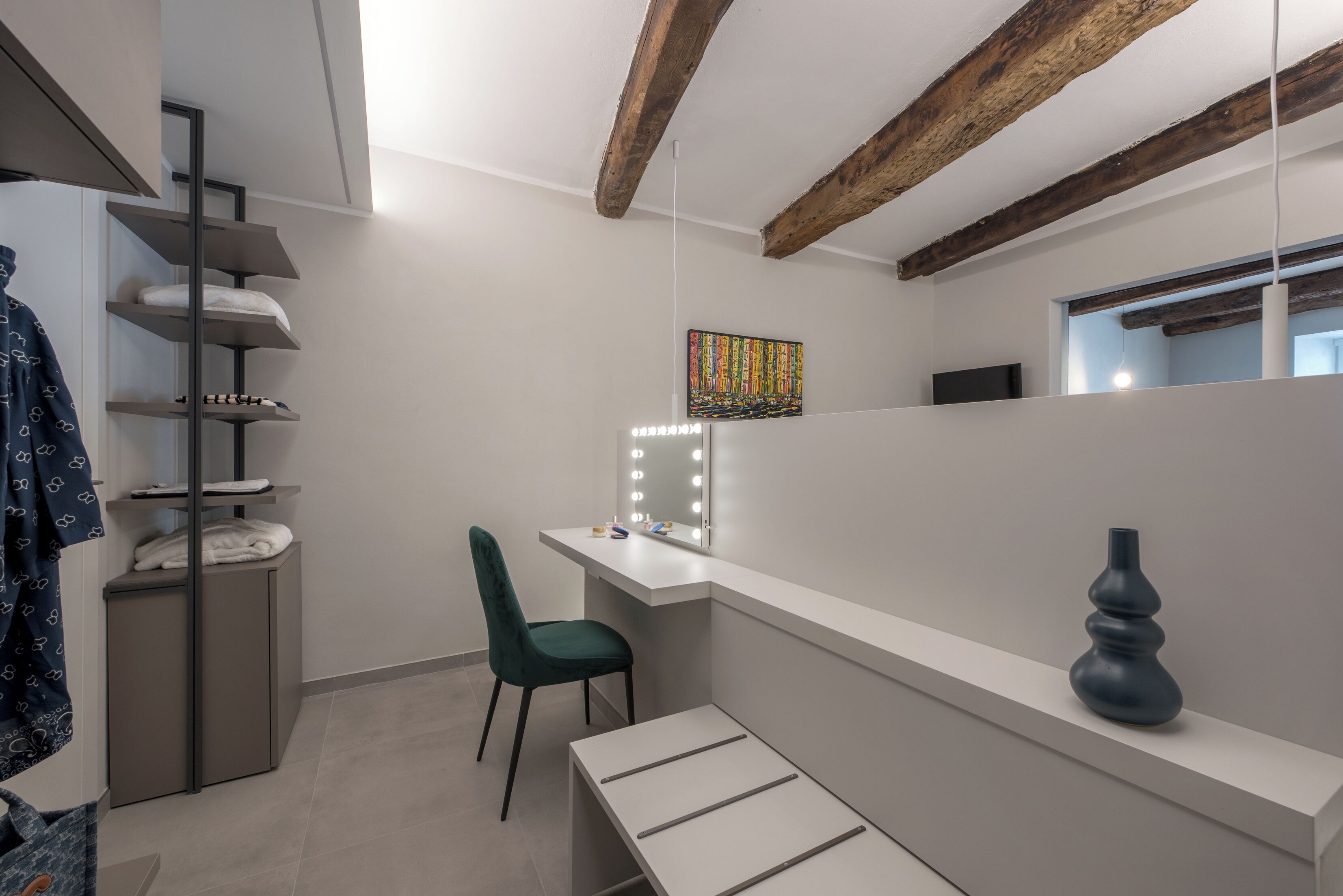 Suite – deluxe, balkong, sjøutsikt | Minibarvarer (inkludert), safe på rommet og skrivebord