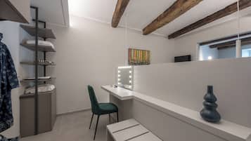 Suite – deluxe, balkong, sjøutsikt | Minibarvarer (inkludert), safe på rommet og skrivebord