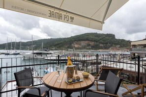 Deluxe Suite, Balcony, Sea View | Tempat makan luar
