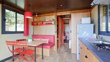 Fridge, microwave, stovetop