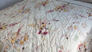 Ein Schlafzimmer mit einem Bett, einem Kleiderschrank und einem Nachttisch.