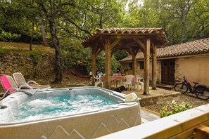 Outdoor spa tub - Camping 4 étoiles - Piscine  - ccbehha (Saignon)