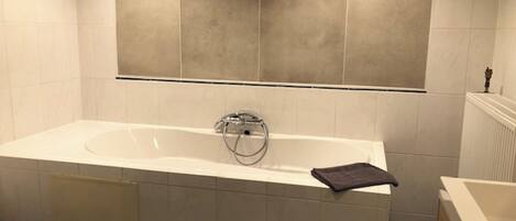 Regadera, toallas, papel de baño