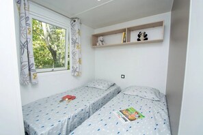 3 bedrooms, WiFi - Camping 4 étoiles - Piscine  - ccbehhe (Saignon)