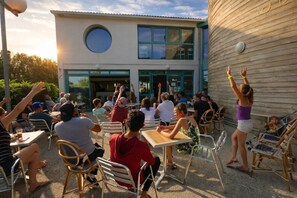 Outdoor dining - ZEcamping 3* - À 500 m du rivage - Piscine couverte -  MH Clim Plancha (Saint-Denis-d'Oléron)