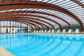 Indoor pool - ZEcamping 3* - À 500 m du rivage - Piscine couverte -  MH Clim Plancha (Saint-Denis-d'Oléron)