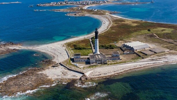 An aerial view of a coastal area with a lighthouse, buildings, and a curved coastline. - Camping 3 étoiles - Piscine  - ccbffbc (Saint-Denis-d'Oléron)