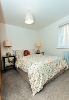 Iron/ironing board, WiFi, bed sheets - Nay Apartment Two-Bedroom Appt in Coventry (Longford)