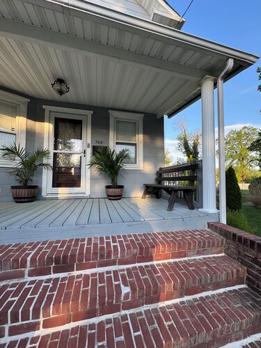 Welcoming 3 bedroom  private entry with AC in charming Wilmington