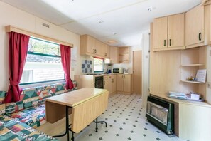 Fridge, microwave, stovetop - Camping 3 étoiles - Piscine  - ccbfg0f (Chauffour-sur-Vell)