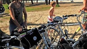 A beach scene with bicycles parked and people near the water. - Camping 3 étoiles - Parc aquatique - ccbfgdh (Sainte-Eulalie-en-Born)