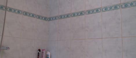 Haartrockner, Handtücher, Seife, Shampoo