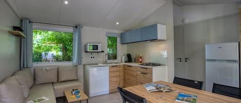Fridge, microwave, stovetop, dishwasher