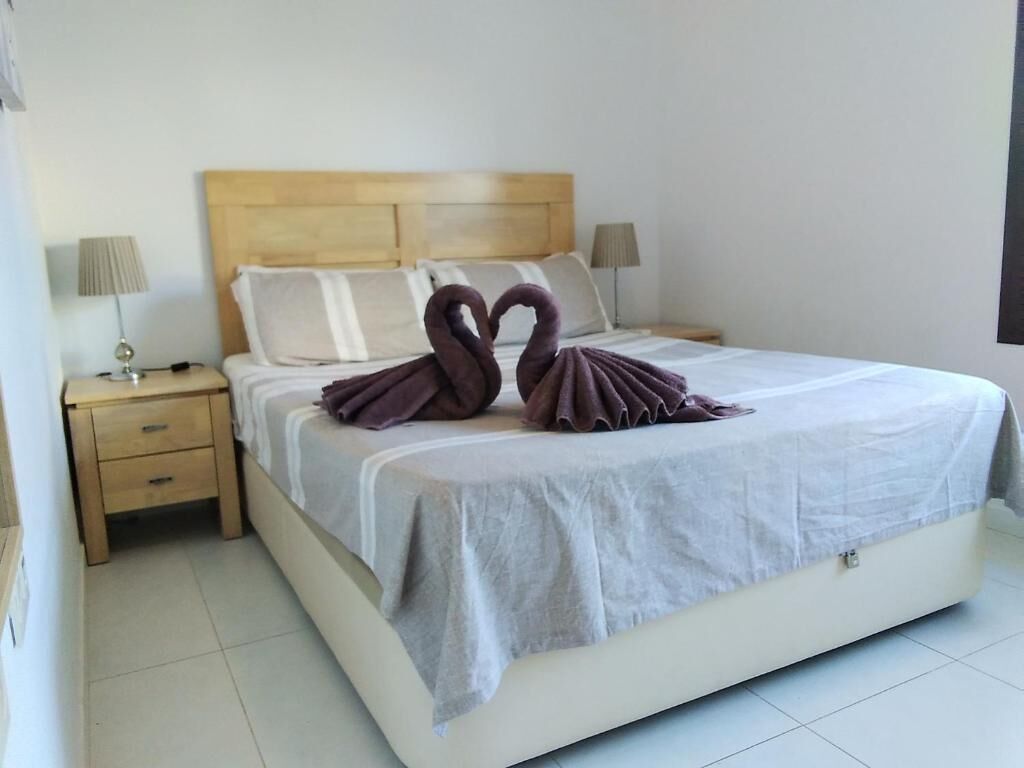 Tabla de planchar con plancha, wifi, ropa de cama