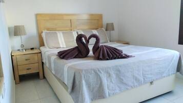 Tabla de planchar con plancha, wifi, ropa de cama