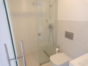 Dusche, Haartrockner, Handtücher, Toilettenpapier