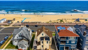 Zona residencial costera con casas, una playa y un parque infantil.