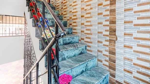 A staircase with marble steps and a patterned wall. - Deluxe OYE Stays Visakhapatnam (Visakhapatnam)