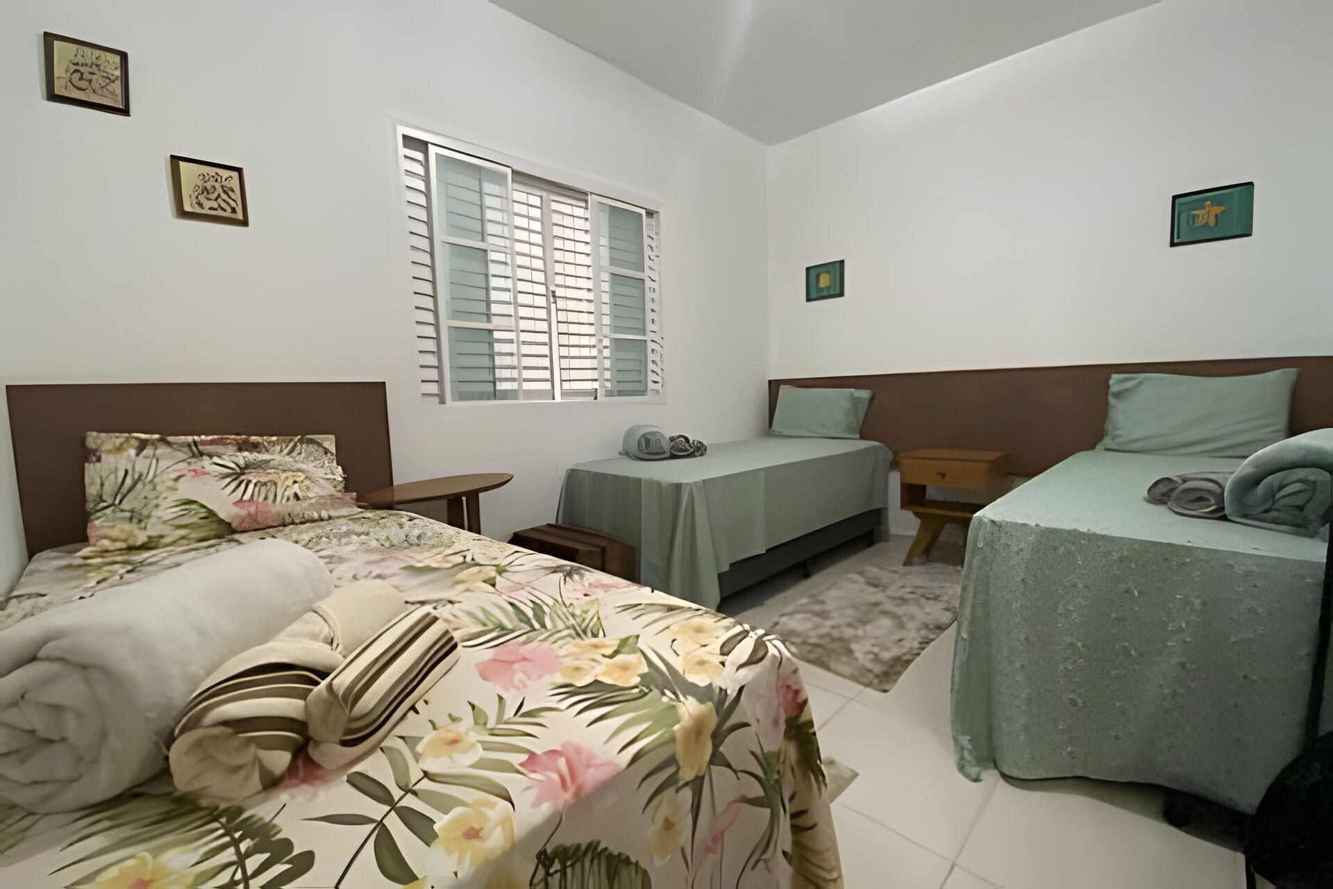 Tabla de planchar con plancha y ropa de cama
