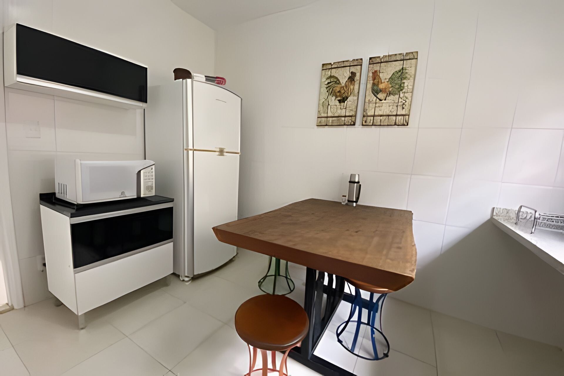 Geladeira, micro-ondas, fogão, cafeteira/chaleira