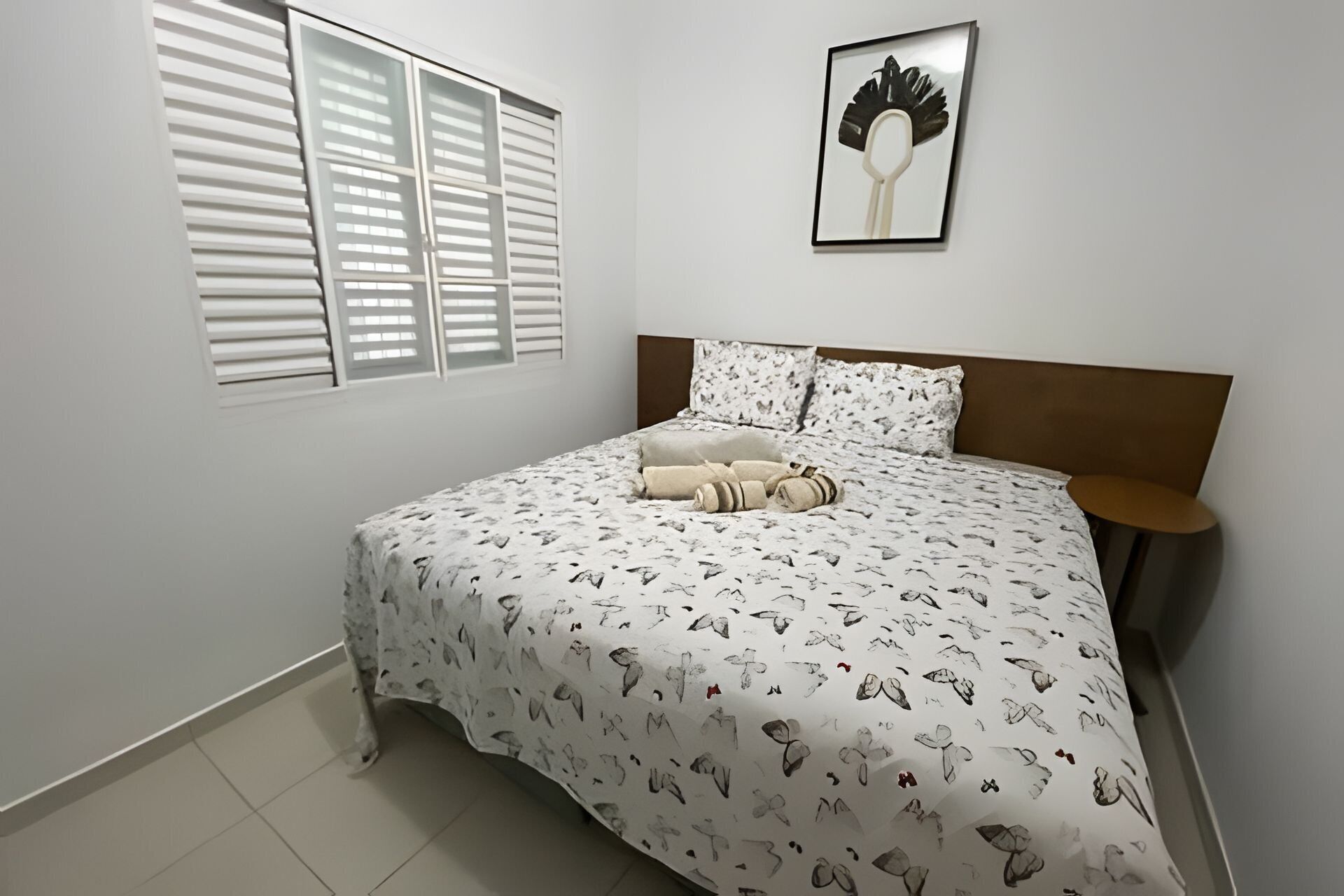 Iron/ironing board, bed sheets