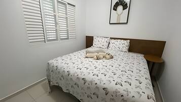Iron/ironing board, bed sheets