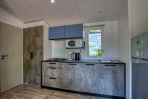 Refrigerador, microondas, placa de cocina, tostadora