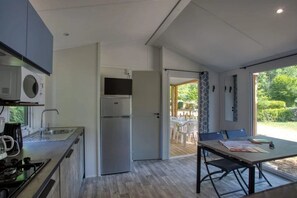 Fridge, microwave, stovetop, toaster - Camping 3 étoiles - Piscine  - ccbfgf0 (Groléjac)