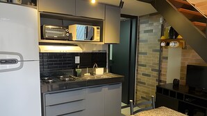 Uma cozinha moderna com forno embutido, pia e bancada.