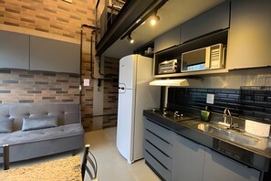 Une cuisine moderne équipée d’un réfrigérateur, d’une cuisinière et d’un plan de travail.