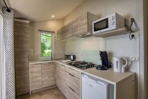 Fridge, microwave, stovetop, toaster - Camping 3 étoiles - Piscine  - ccbfgfa (Groléjac)