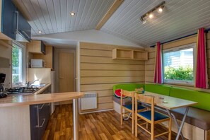 Fridge, microwave, stovetop, toaster - Camping 3 étoiles - Piscine  - ccbfgfb (Groléjac)