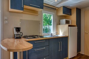 Fridge, microwave, stovetop, toaster - Camping 3 étoiles - Piscine  - ccbfgfb (Groléjac)