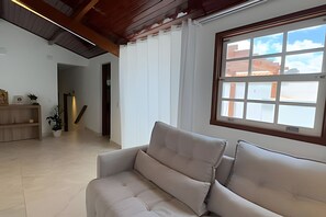 TV - Harmony and Style House in Araxá (Araxá)